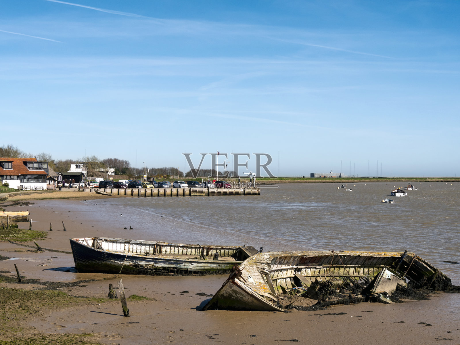 在萨福克郡的奥福德，奥尔河旁腐烂的船只照片摄影图片
