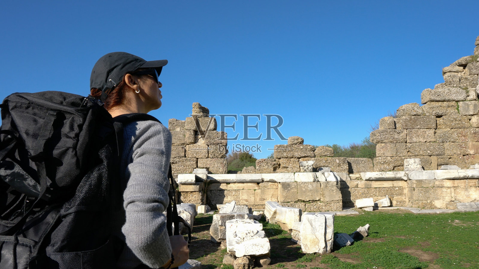 年轻女子在假期探索自然对古老的文明。照片摄影图片