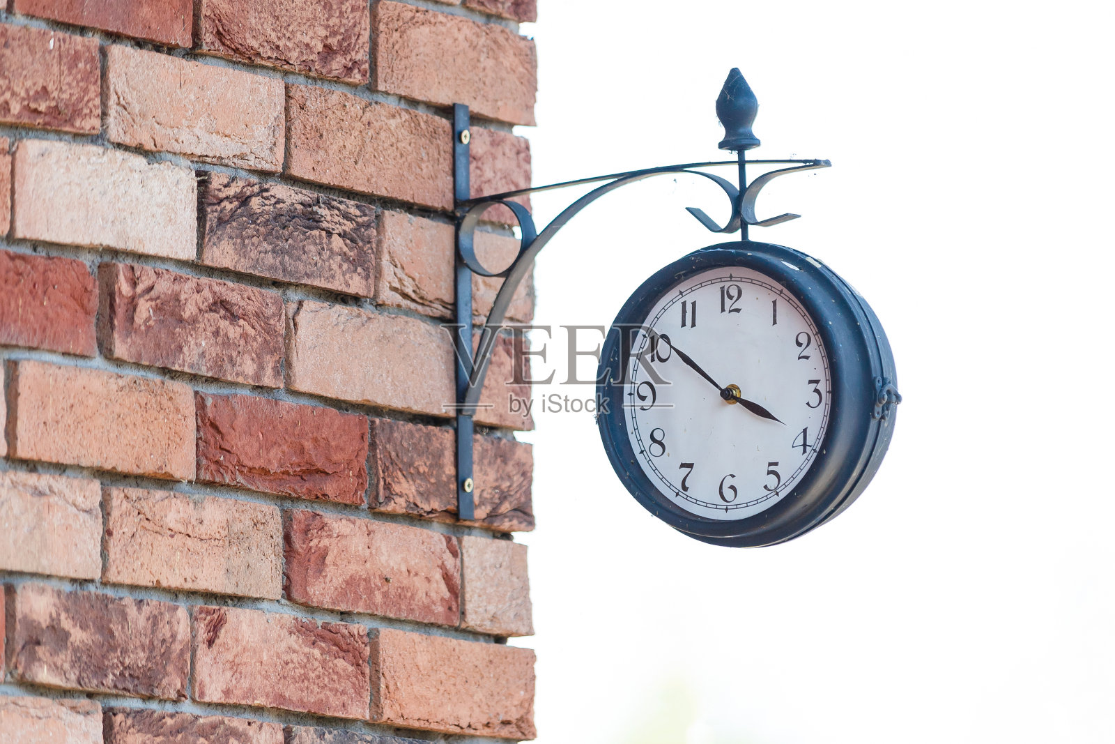 旧时，4小时钟在绿色花园的木桌上，时间为1点照片摄影图片