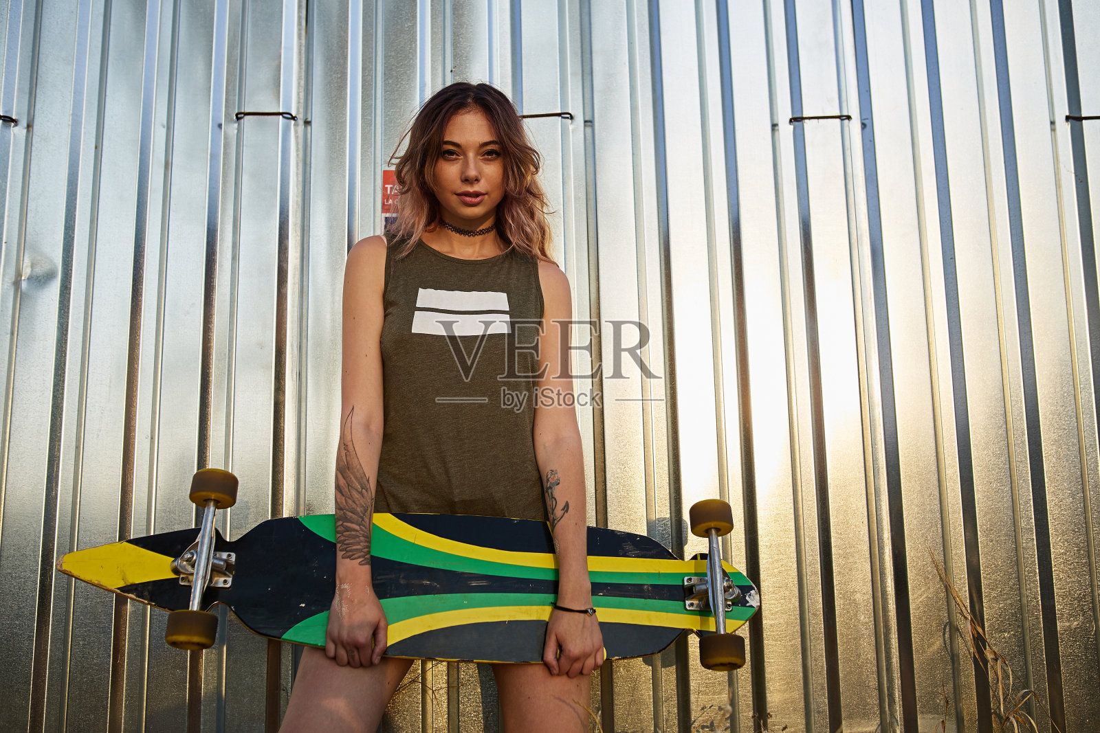 有纹身的女孩摆长板姿势照片摄影图片