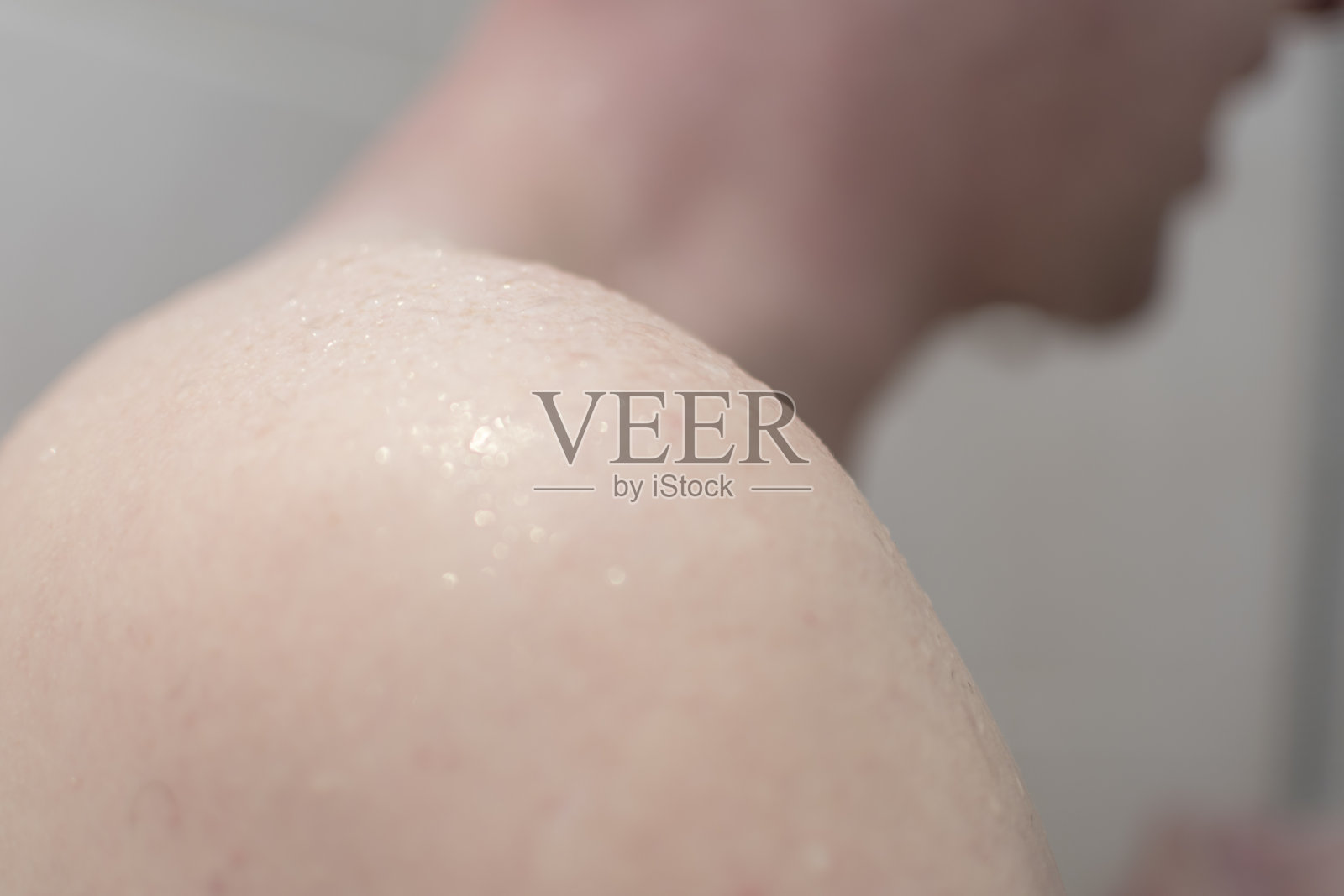 淋浴时男人肩膀上的水滴照片摄影图片