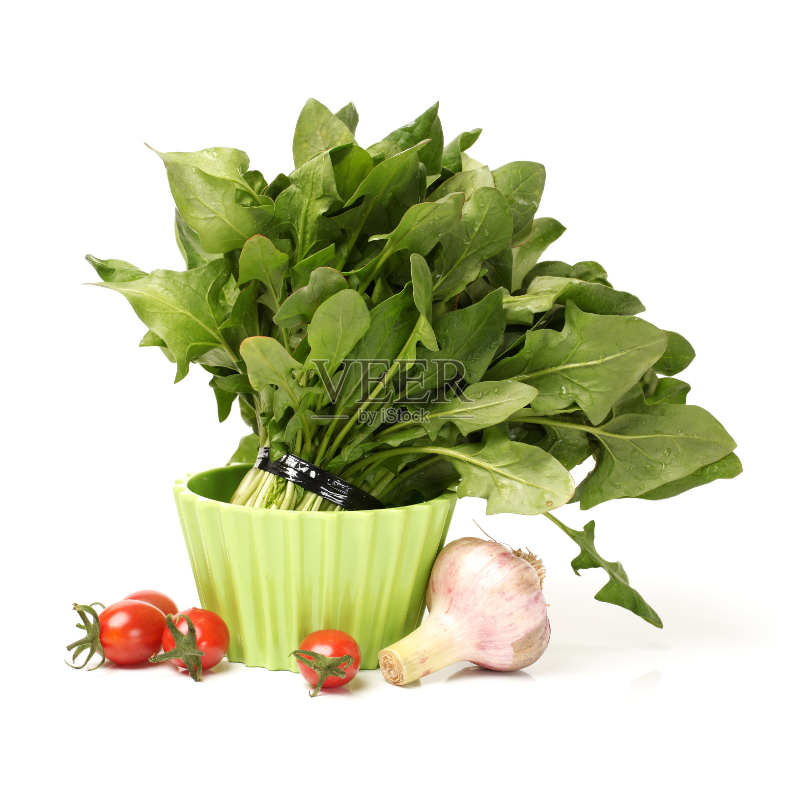 新鲜菠菜和樱桃番茄分离在白色背景照片摄影图片