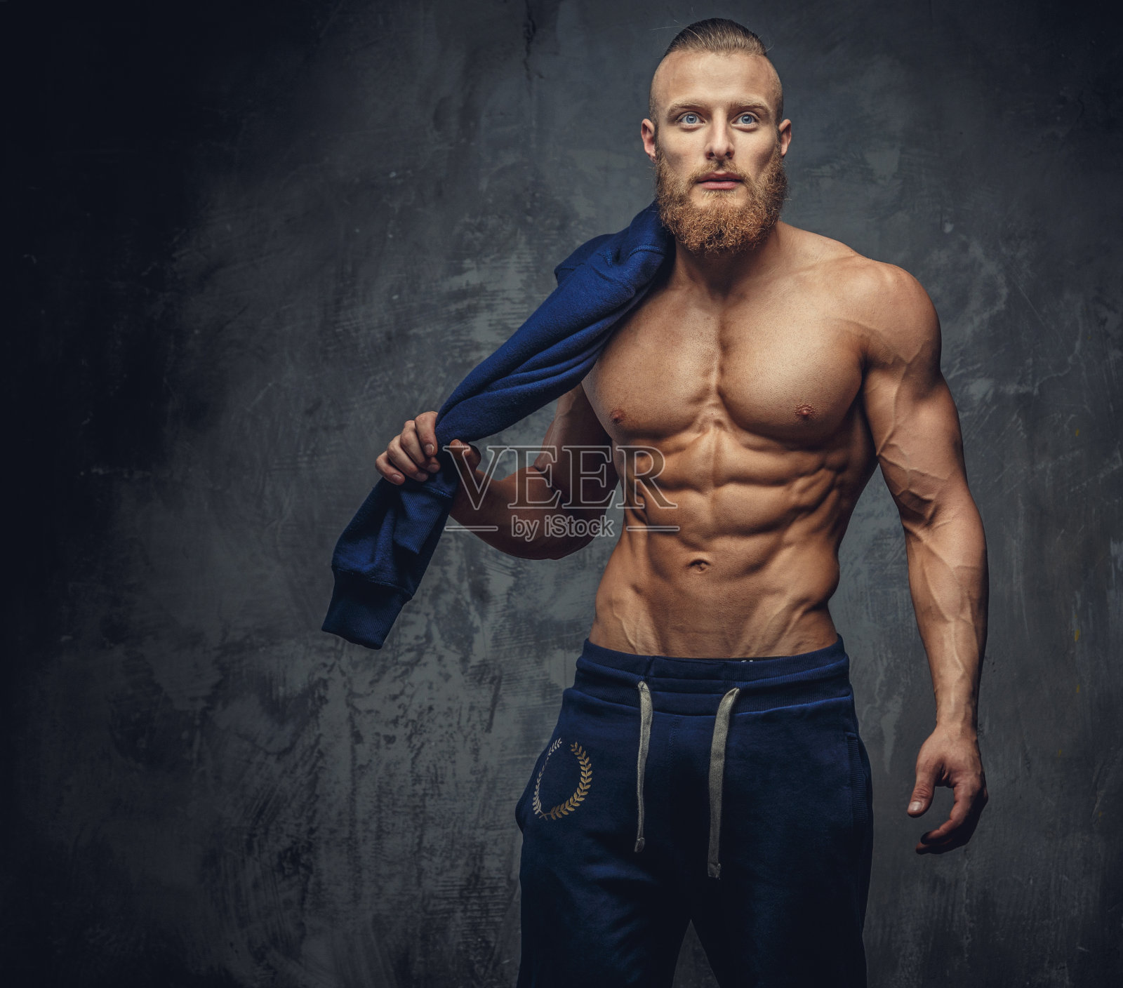 一个留着胡子的肌肉男。照片摄影图片