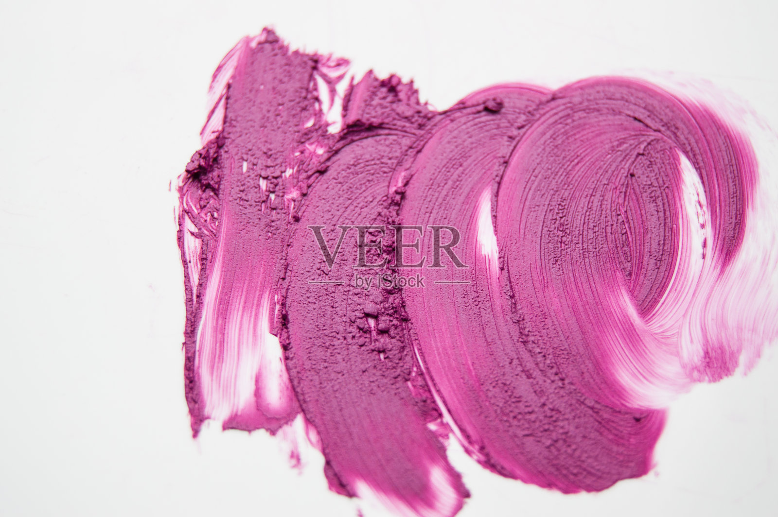 白色背景上涂了一道粉红色的口红照片摄影图片