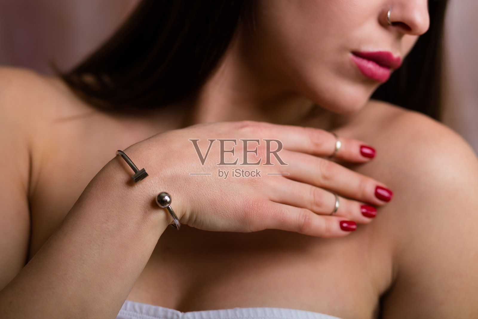 戴着一套银首饰的漂亮年轻女子照片摄影图片