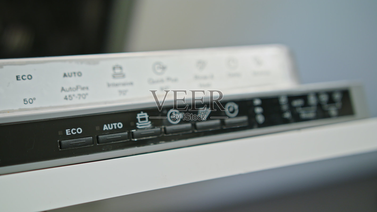 在洗碗机上按下按钮照片摄影图片