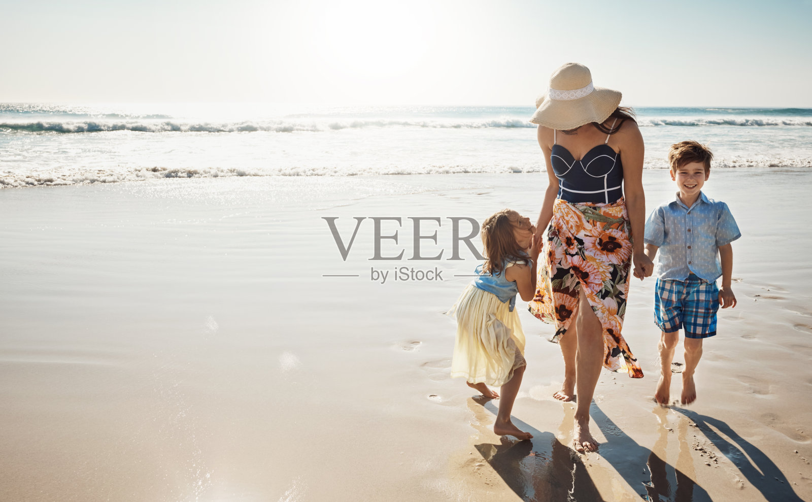 晴天是在海滩上玩的最佳时机照片摄影图片