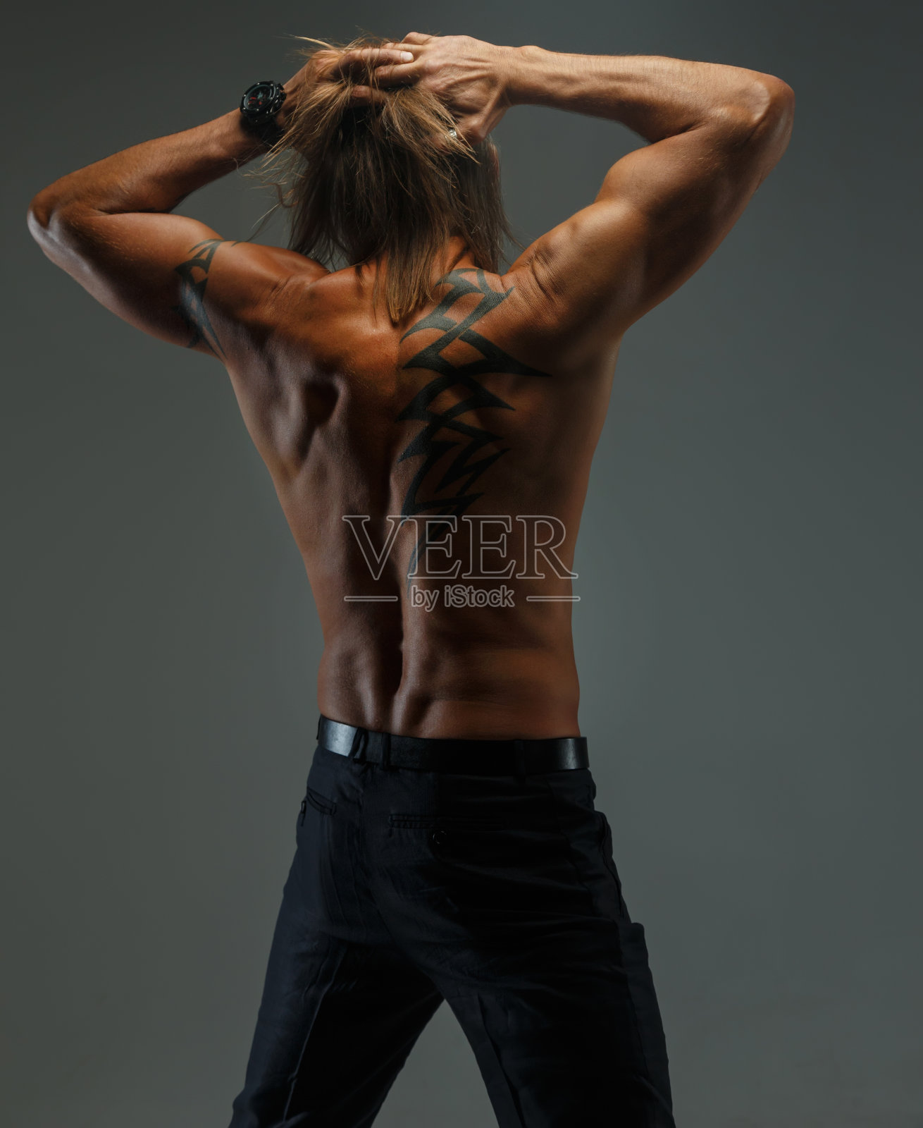 有型的长发男子的肖像。照片摄影图片