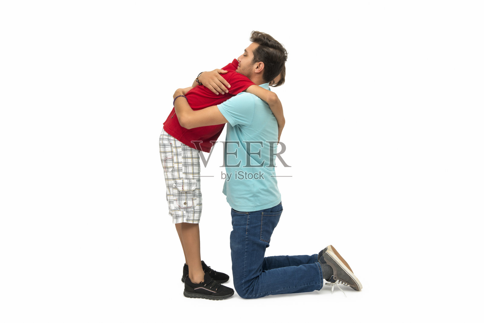 两兄弟在白色背景下互相拥抱照片摄影图片