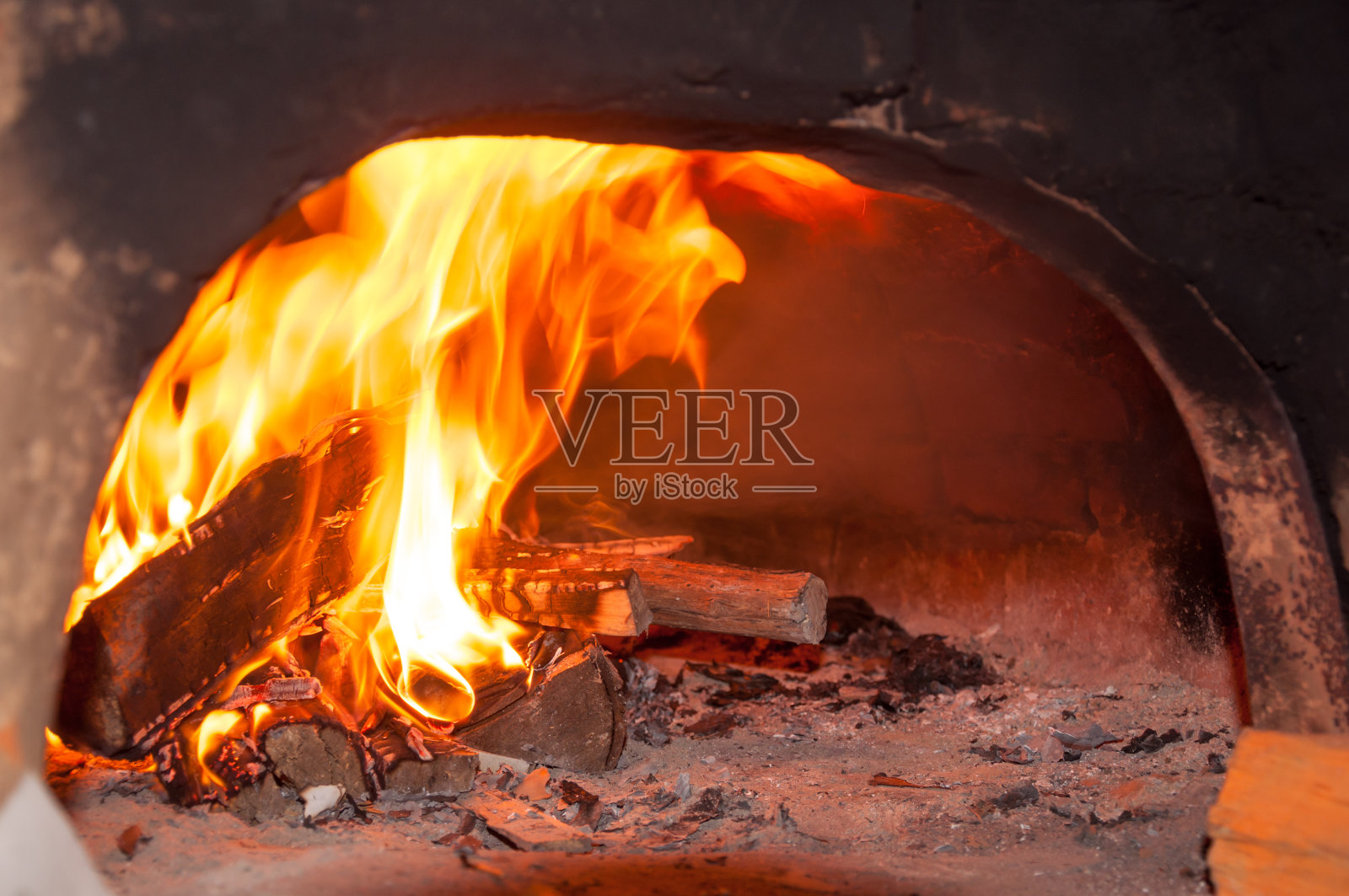 壁炉有篝火的乡村烟囱的内部空间照片摄影图片