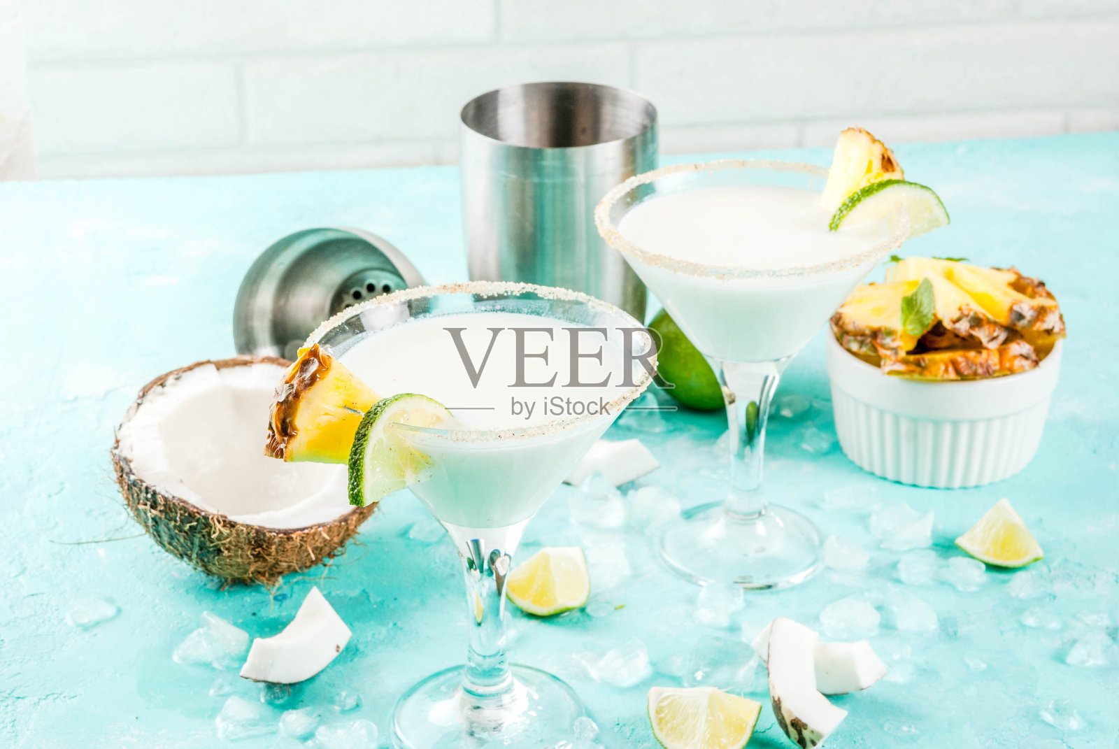 椰子菠萝玛格丽塔照片摄影图片