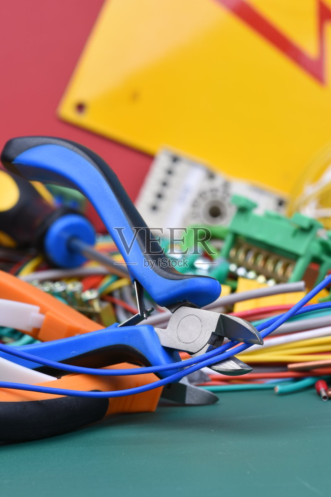 电气装置中使用的一套工具照片摄影图片