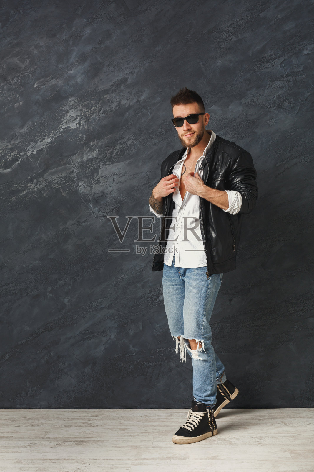 英俊微笑的男人在工作室摆姿势照片摄影图片