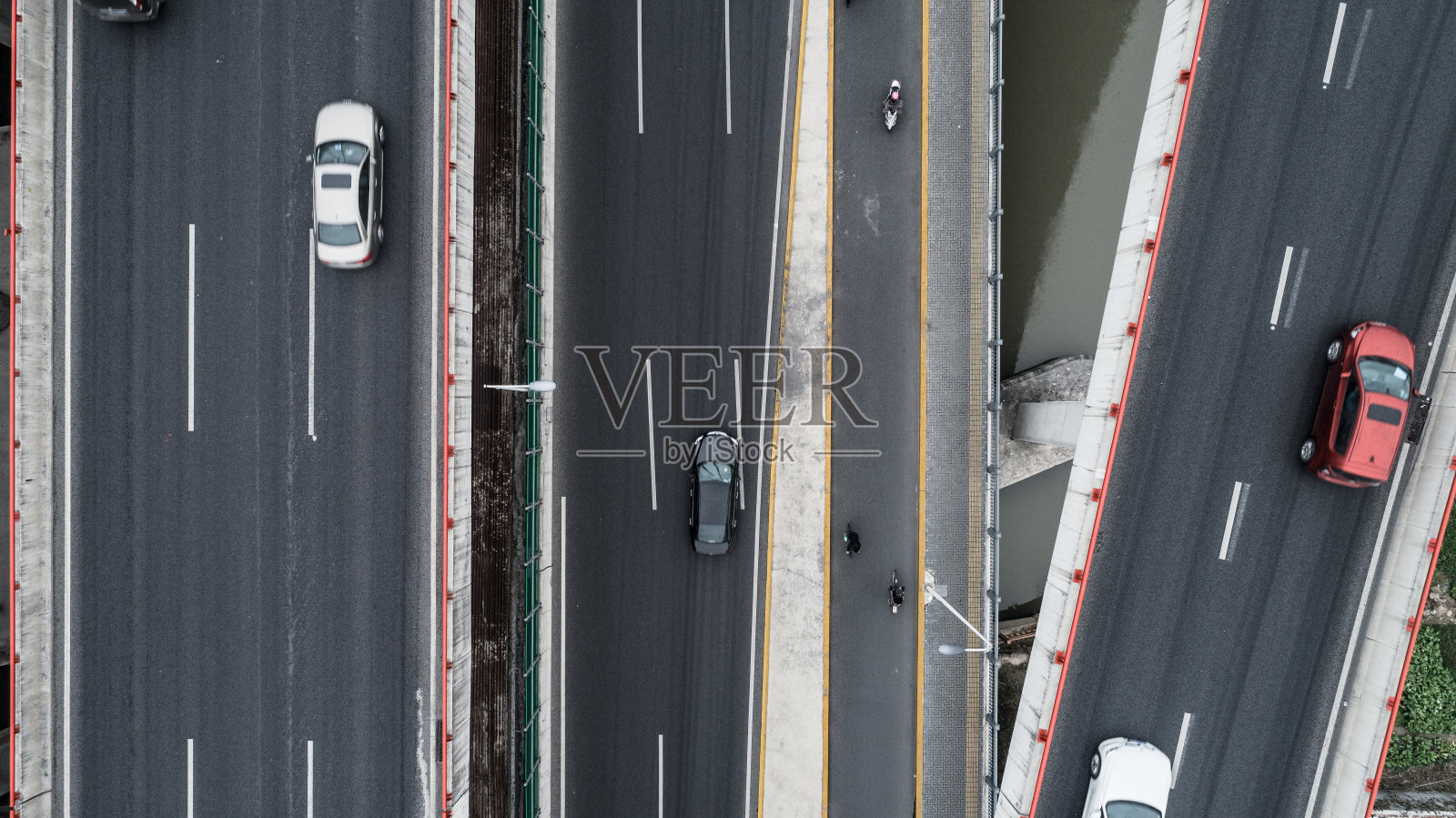 多云天气城市公路和立交桥鸟瞰图照片摄影图片