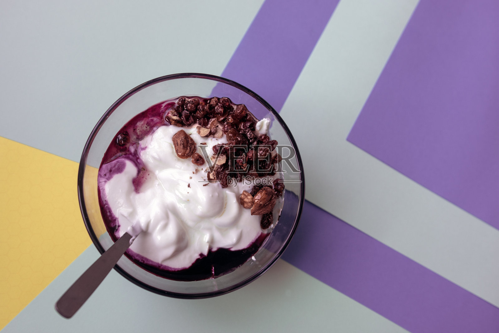 搭配酸奶、蓝莓和坚果的健康零食照片摄影图片