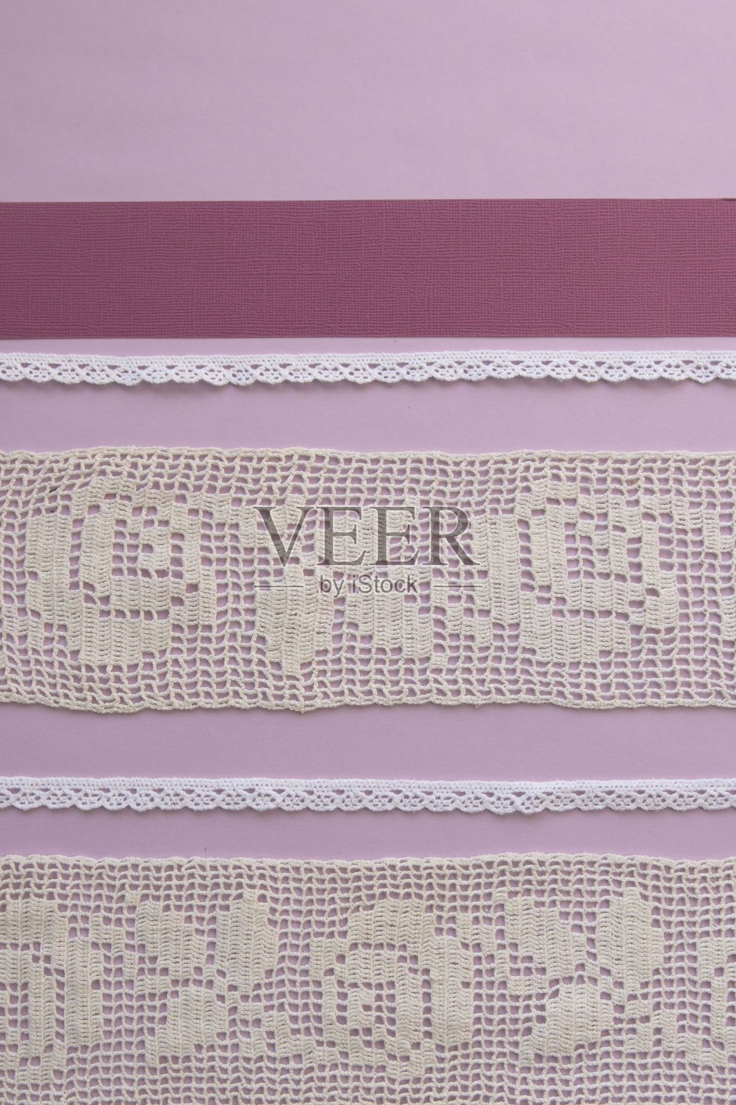 粉色背景上的条纹花边照片摄影图片