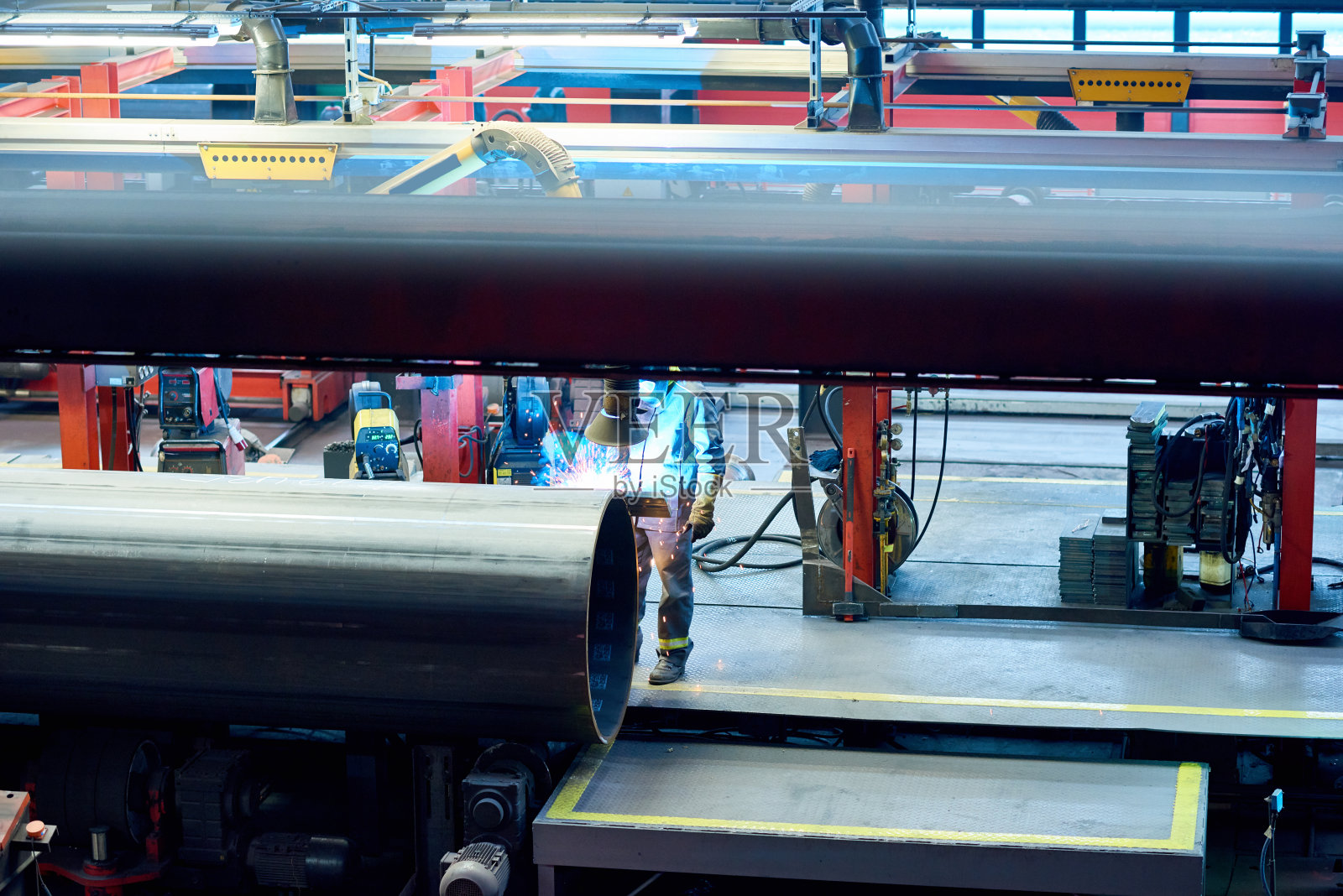 焊接工人在工厂切割管子照片摄影图片