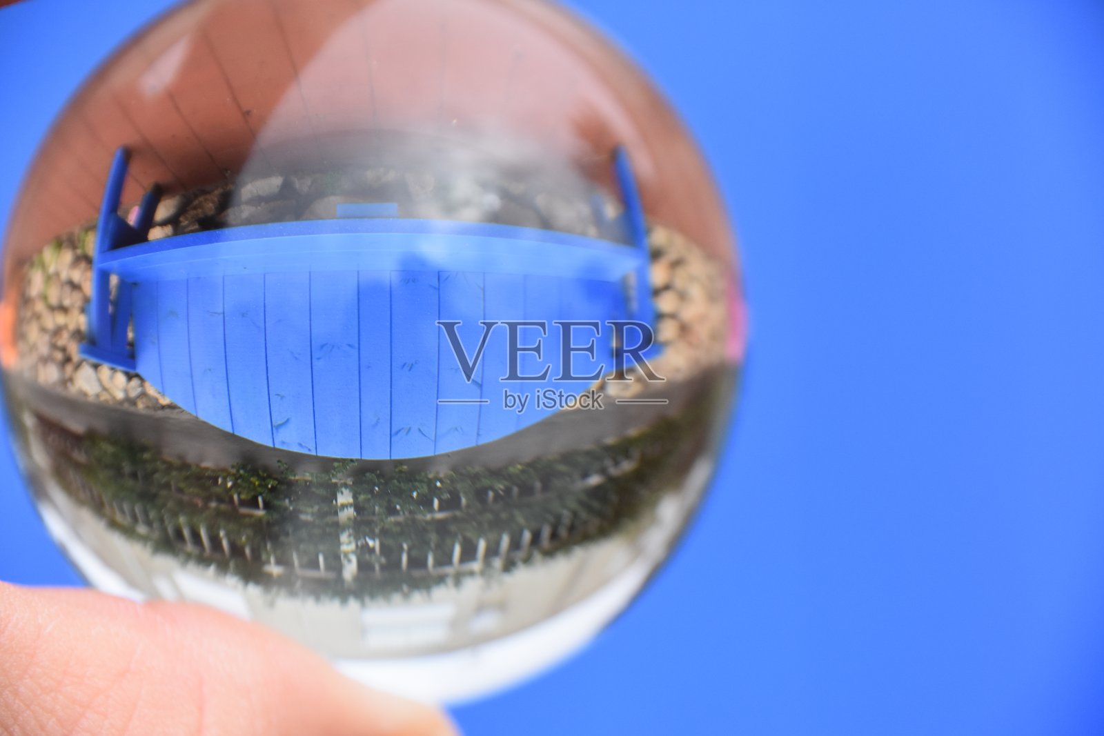 彩色的长凳排成一行穿过水晶球照片摄影图片