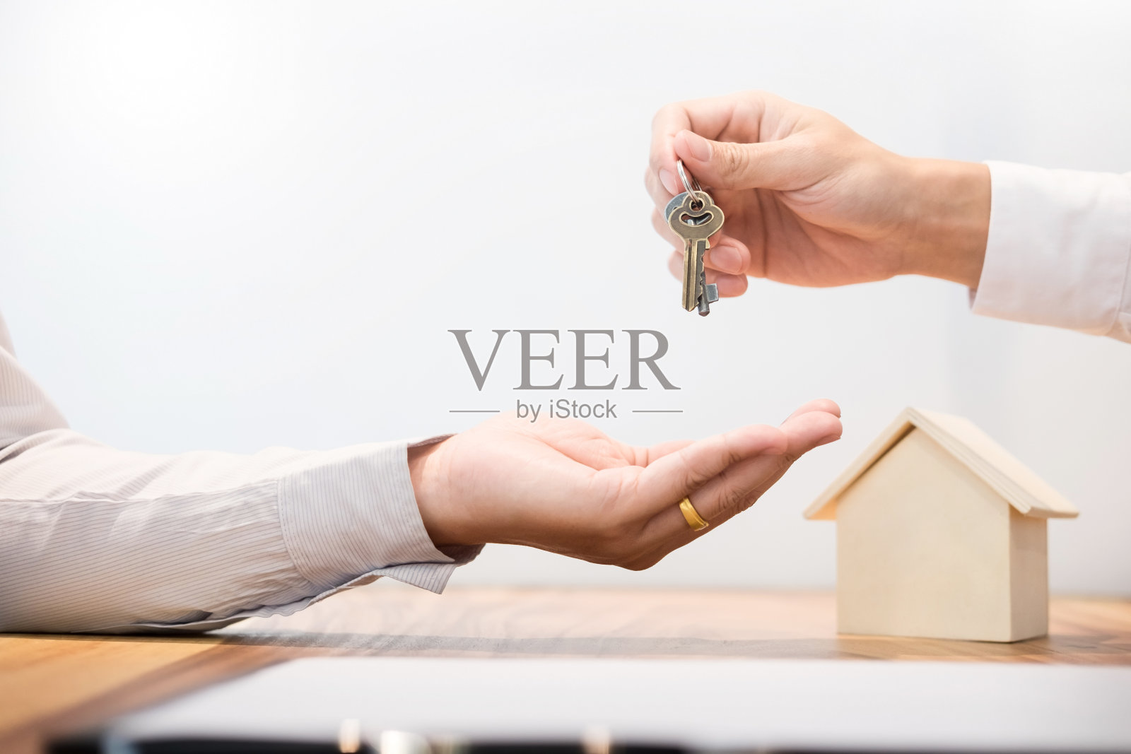 售货员在柜台给顾客钥匙照片摄影图片