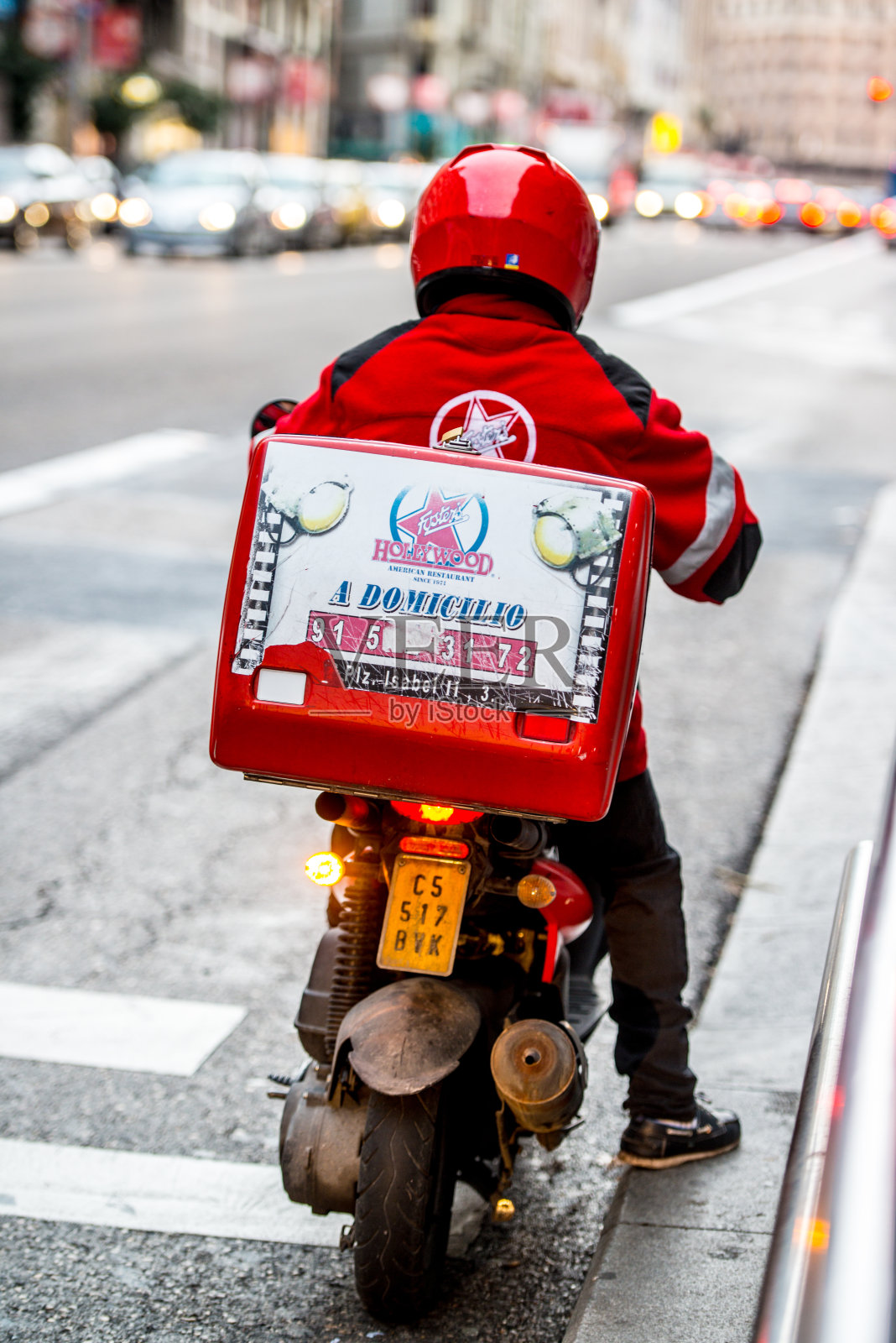 马德里大街上的摩托车手照片摄影图片