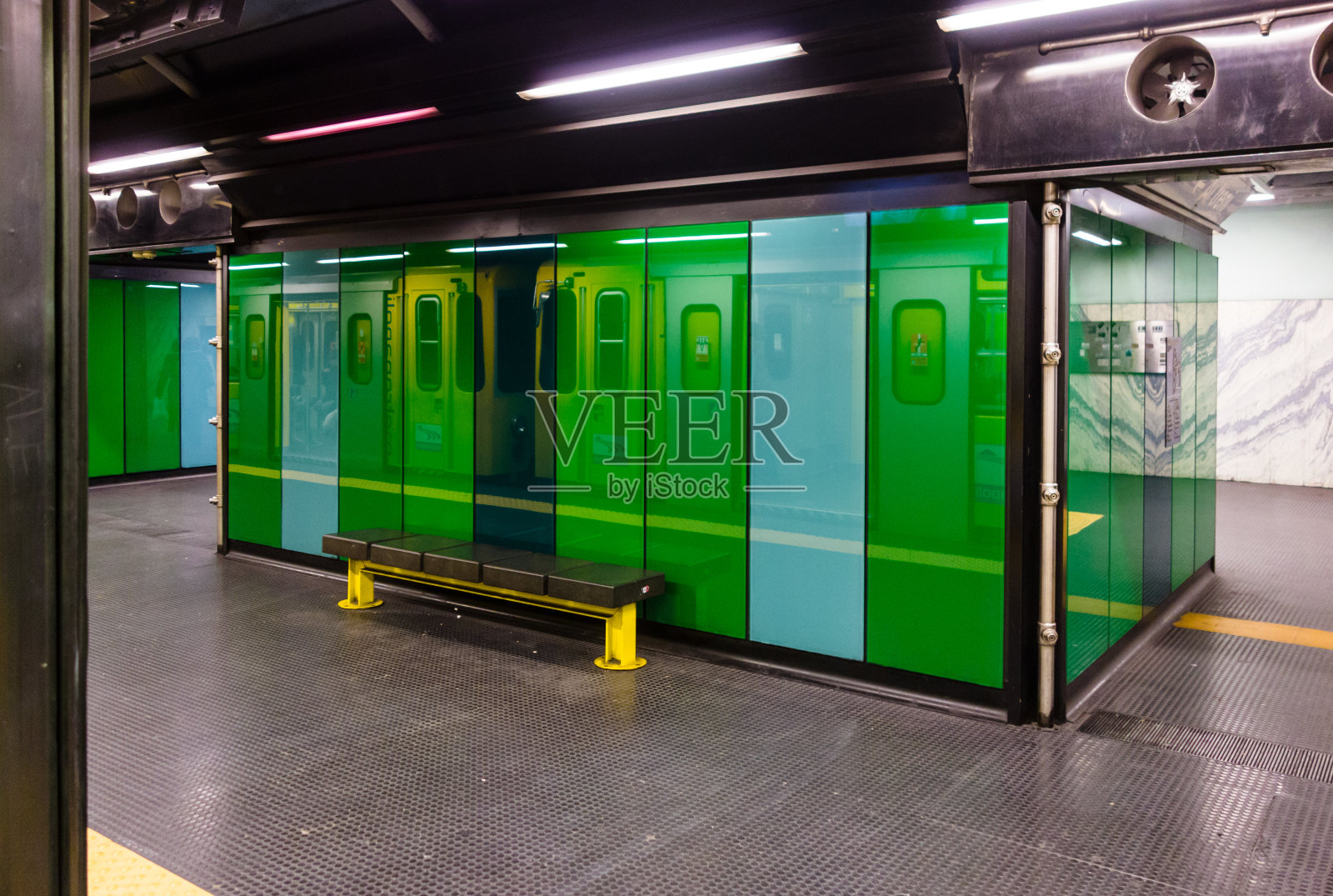 那不勒斯的彩色地铁站照片摄影图片