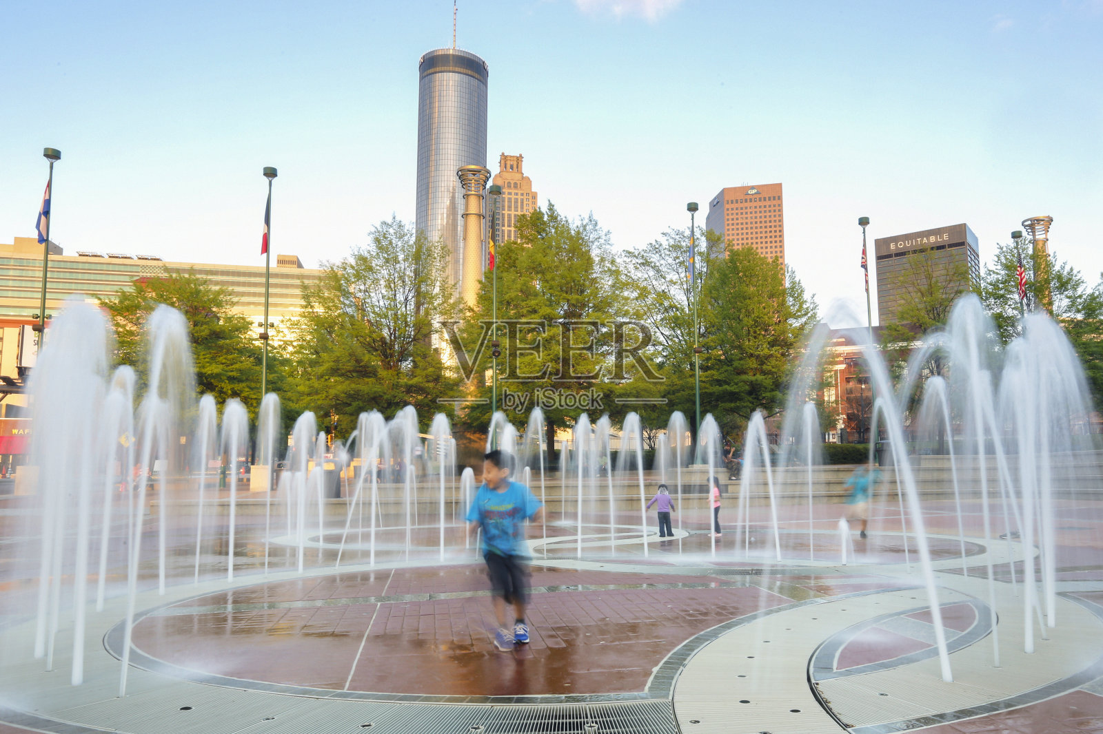 在喷泉中嬉戏照片摄影图片