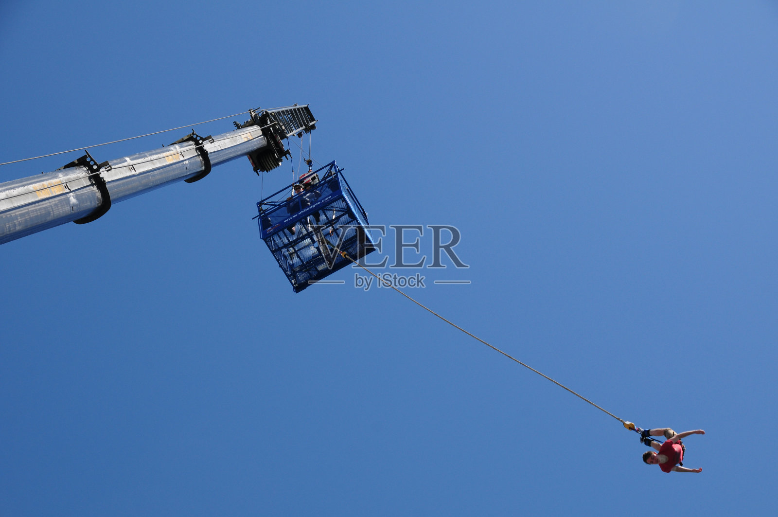 蹦极跳。照片摄影图片