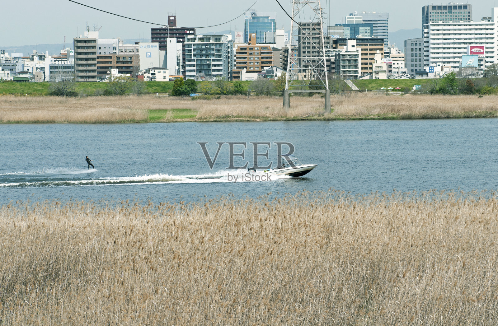 大阪悠渡河上的滑水者照片摄影图片