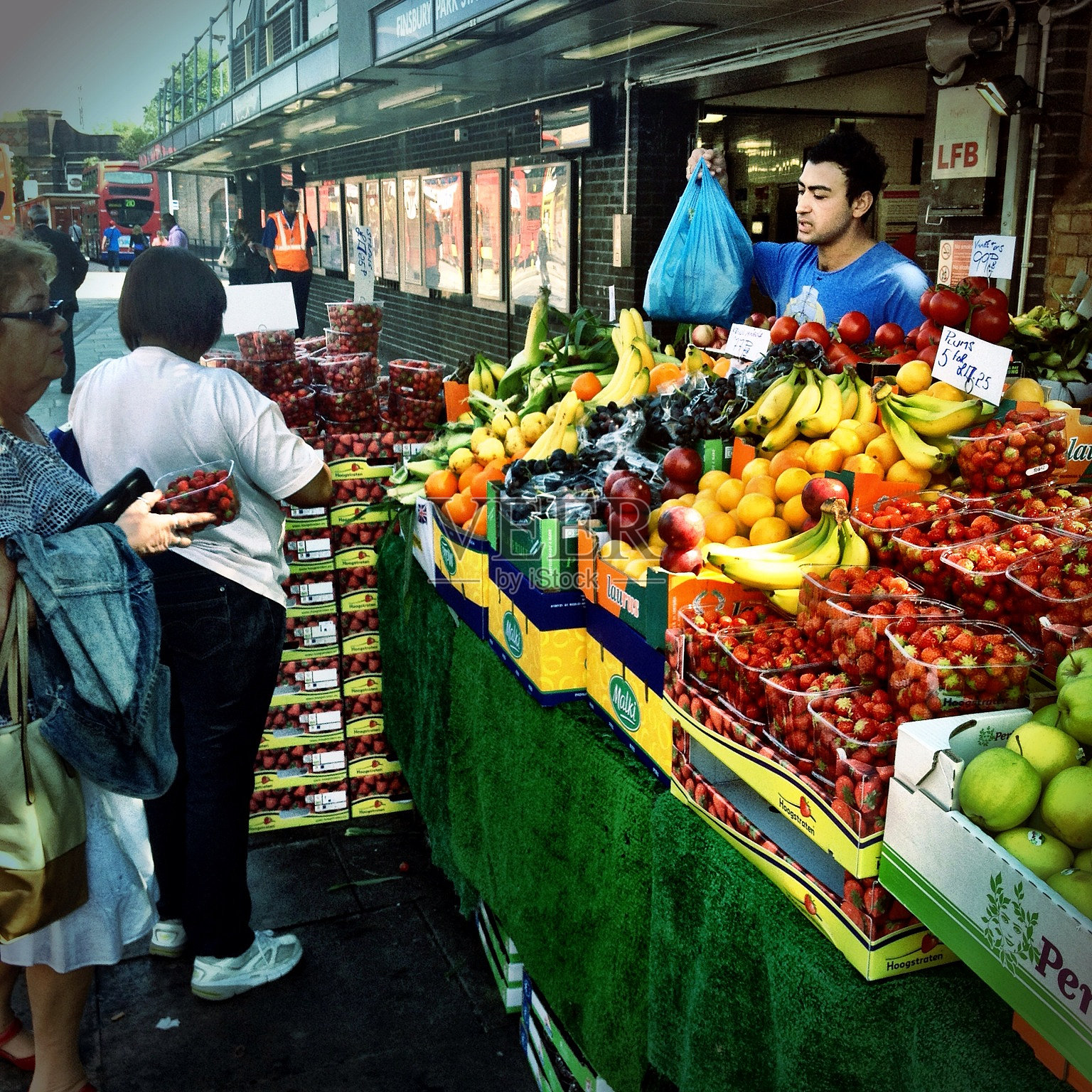 伦敦北部,集市上卖水果的商人。照片摄影图片