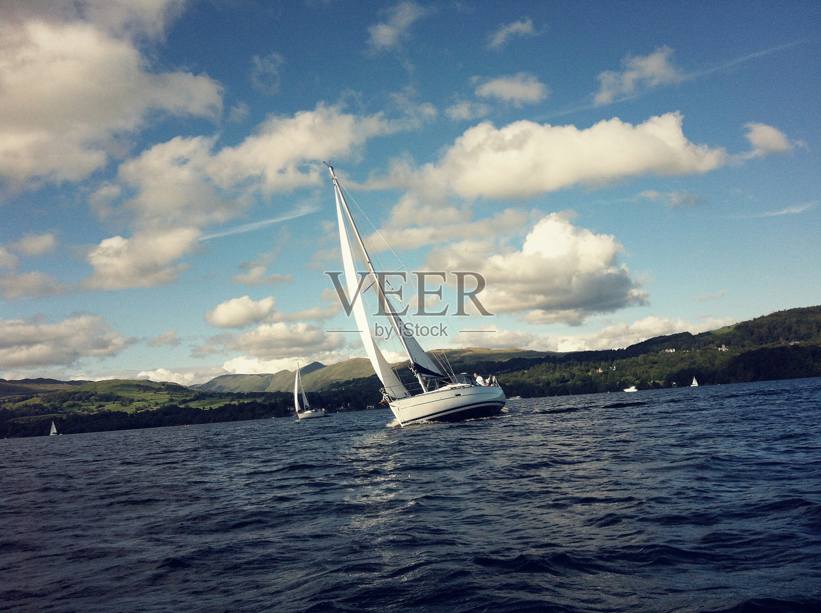 在温德米尔湖上航行。Iphone照片摄影图片