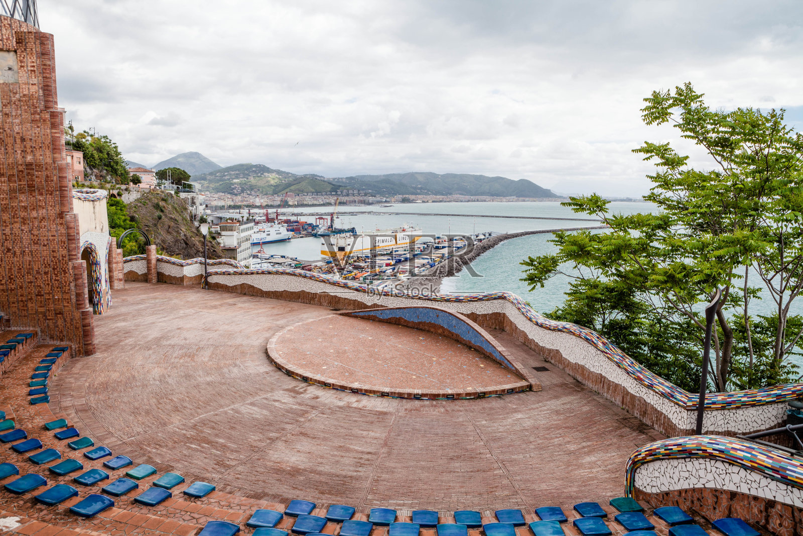 从维耶特里镇看到的萨莱诺城市海港，意大利照片摄影图片