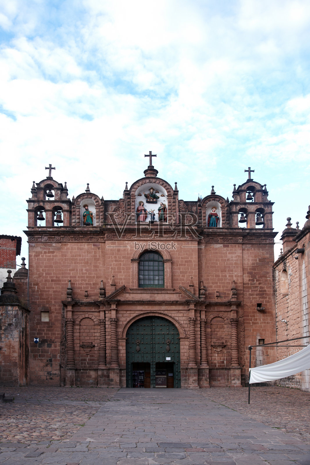 秘鲁库斯科的教堂塔和门口照片摄影图片