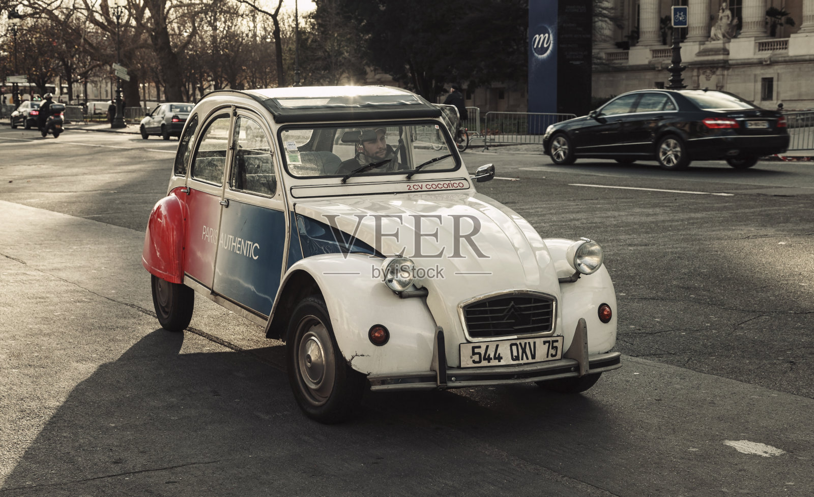 2CV游览巴黎照片摄影图片