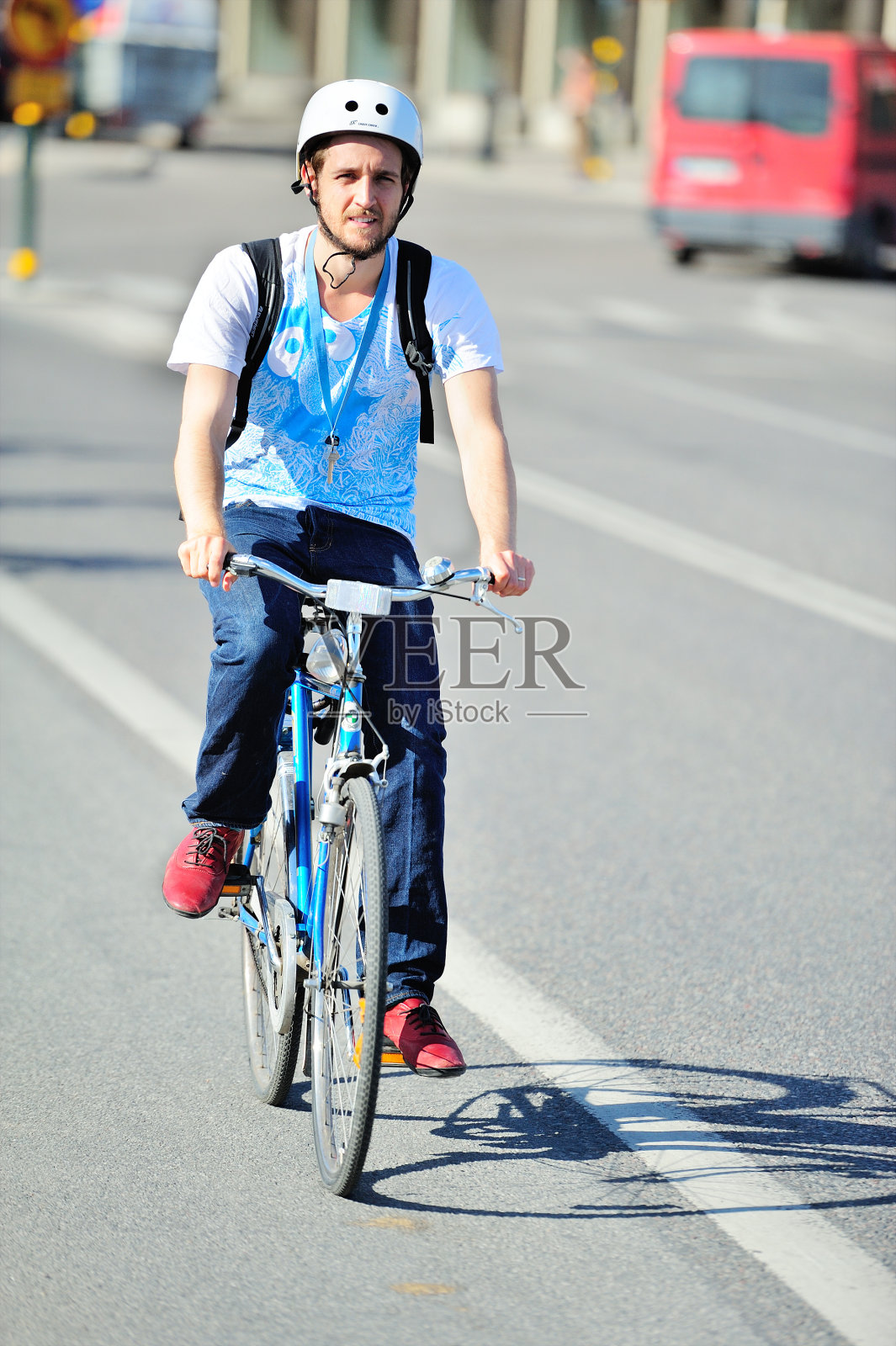 在城市里骑自行车的年轻人照片摄影图片