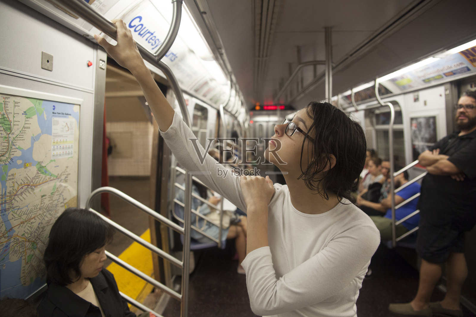 疲惫的少女在地铁车厢里照片摄影图片