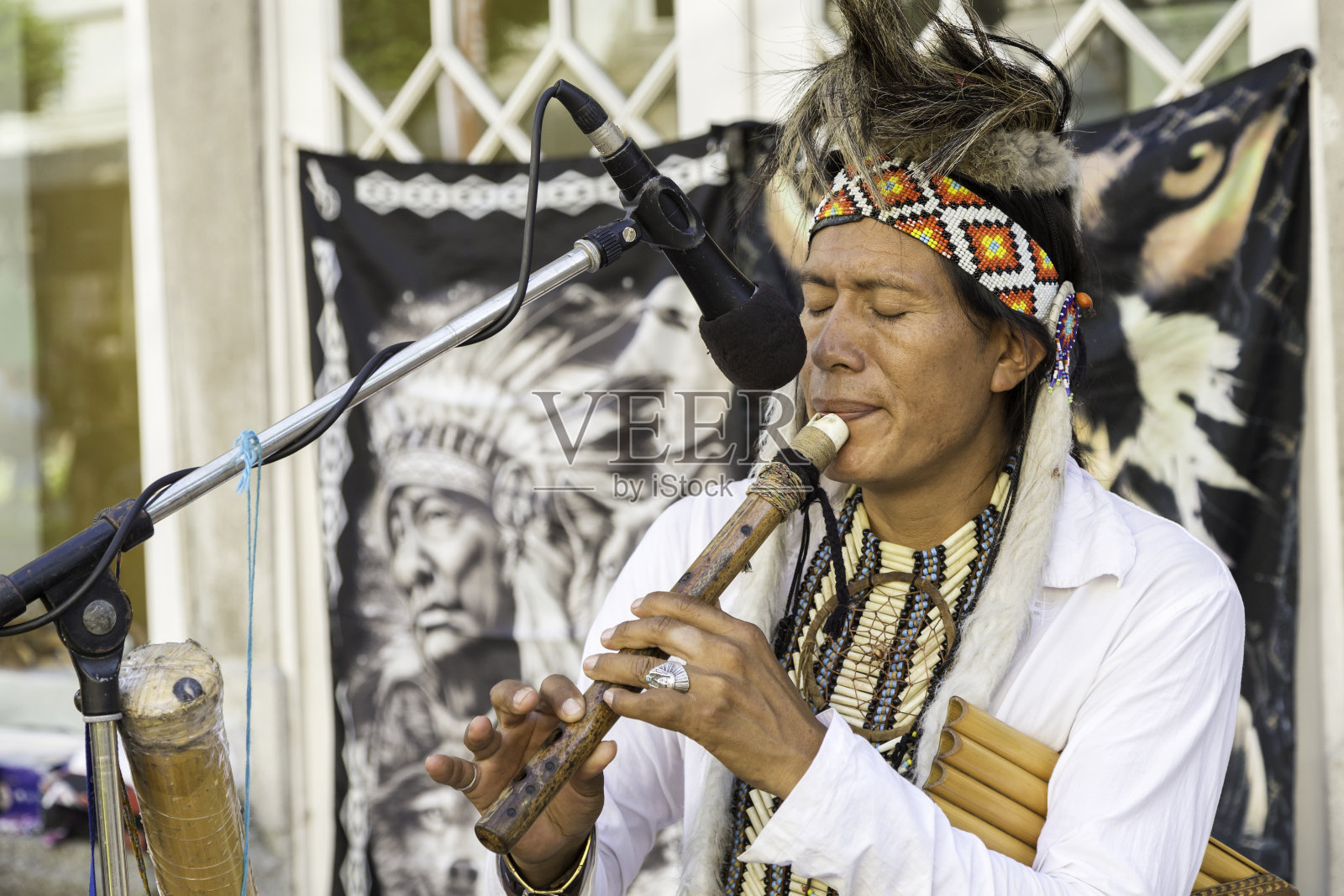 吉普赛人在布拉加的节日上吹长笛照片摄影图片