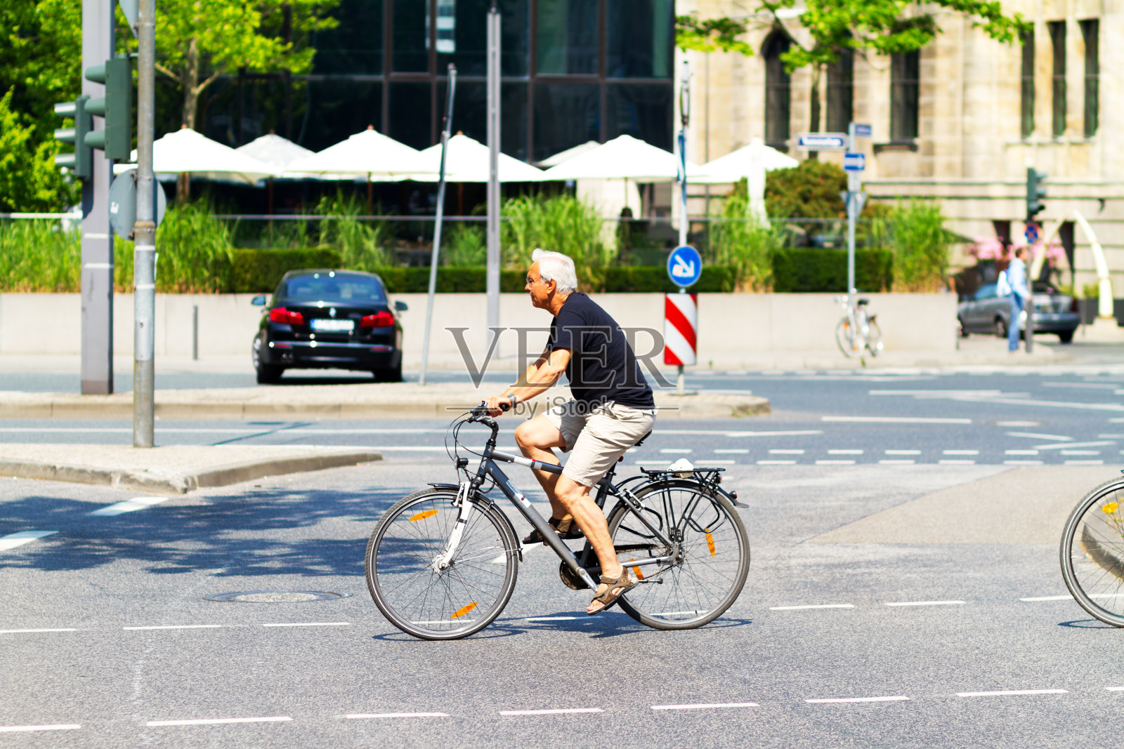 在法兰克福骑自行车的白人成熟男子在夏季照片摄影图片