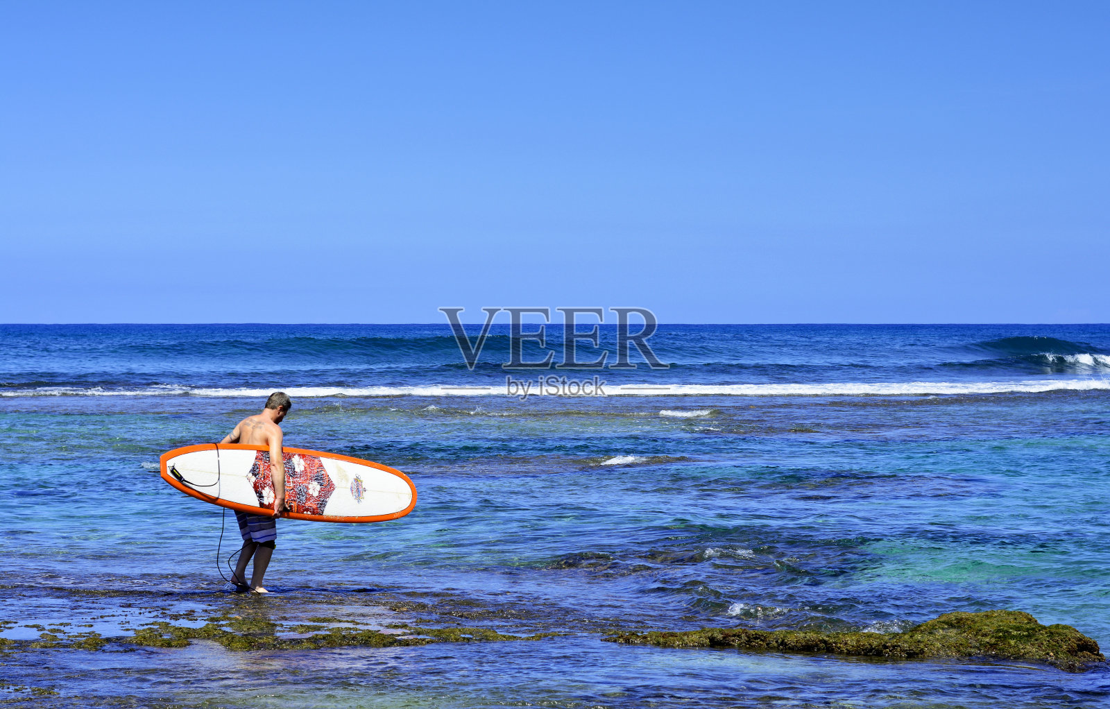 冲浪者进入海洋捕捉一些海浪威纳伊瓦胡岛夏威夷照片摄影图片