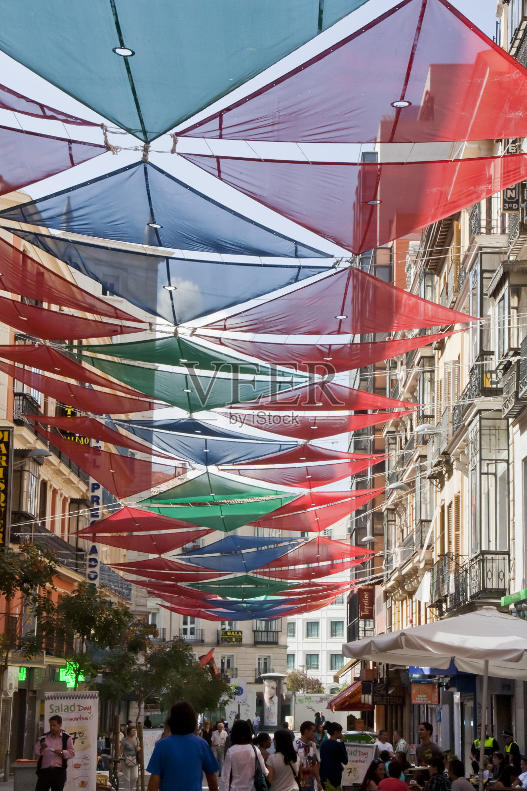 西班牙马德里市中心的步行街，夏天。照片摄影图片