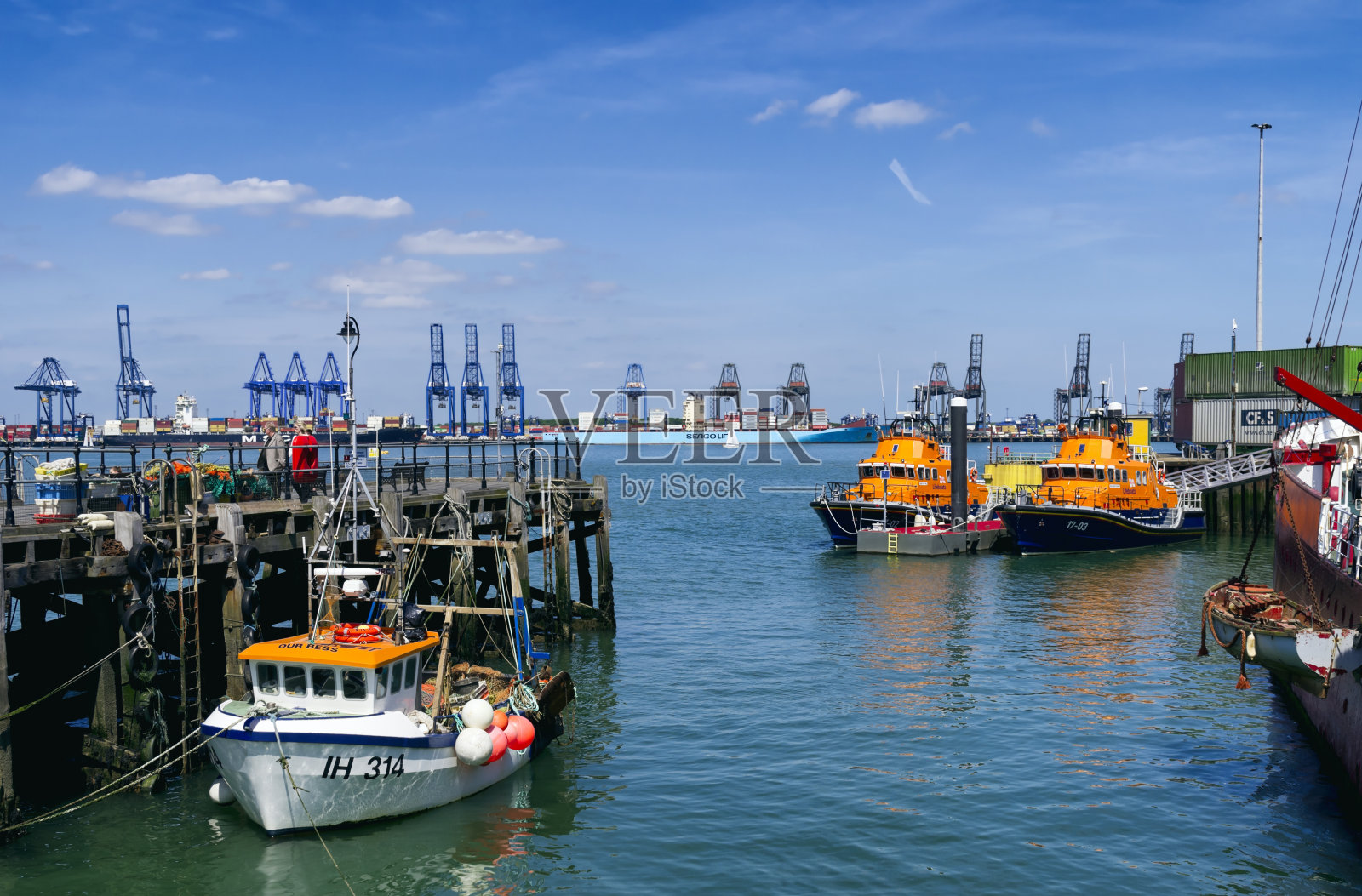 Harwich Halfpenny码头，后面是Felixstowe港口照片摄影图片