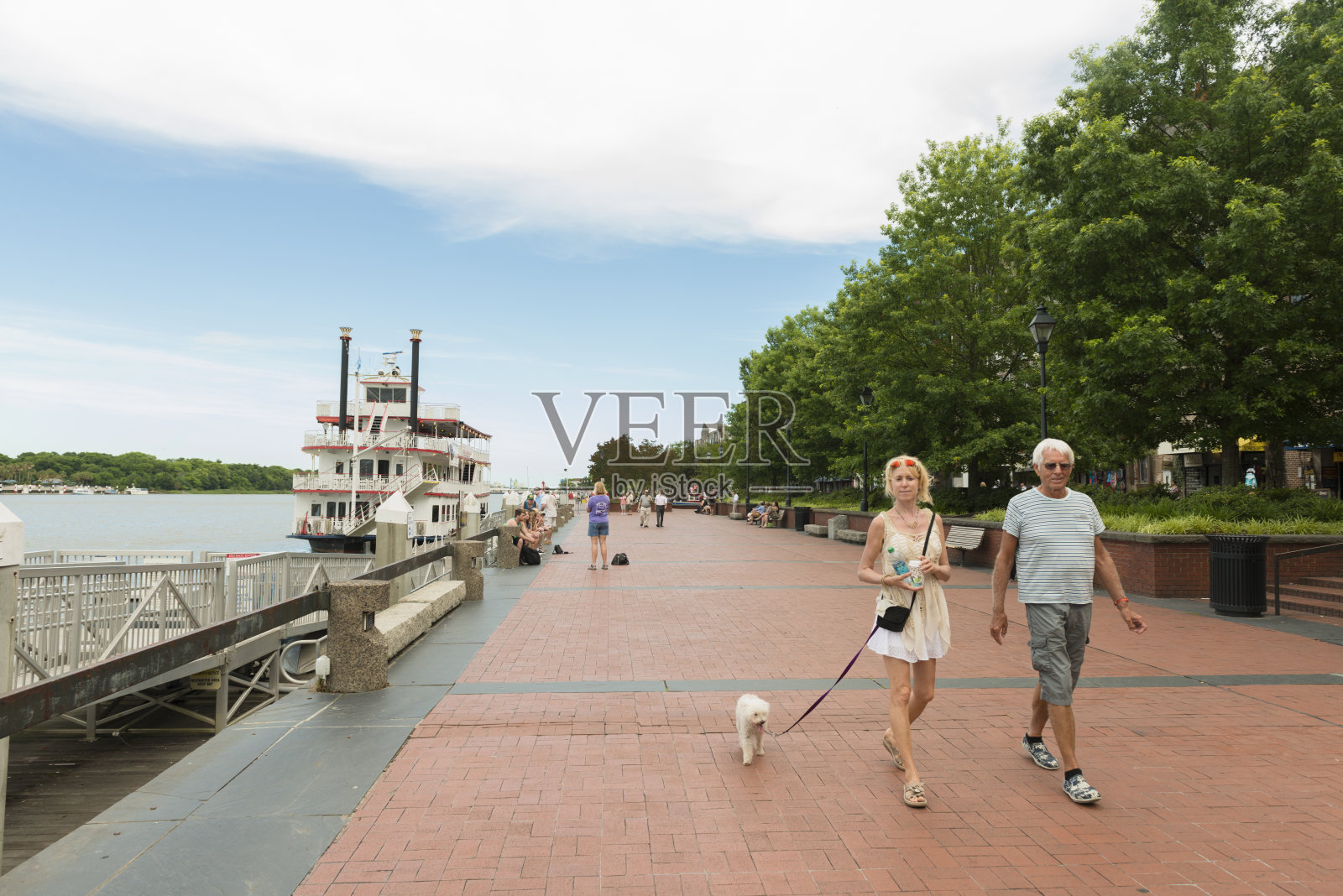 美国南部乔治亚州萨凡纳河畔散步的人旅游目的地照片摄影图片