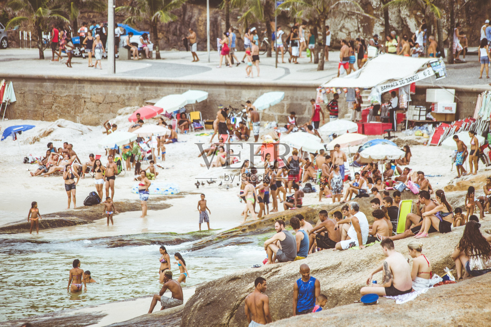 Arpoador海滩满是人。照片摄影图片