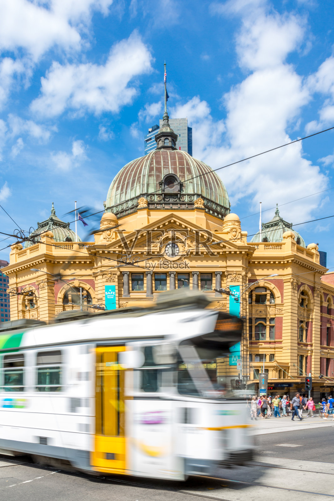 澳大利亚墨尔本的弗林德斯街车站和有轨电车照片摄影图片