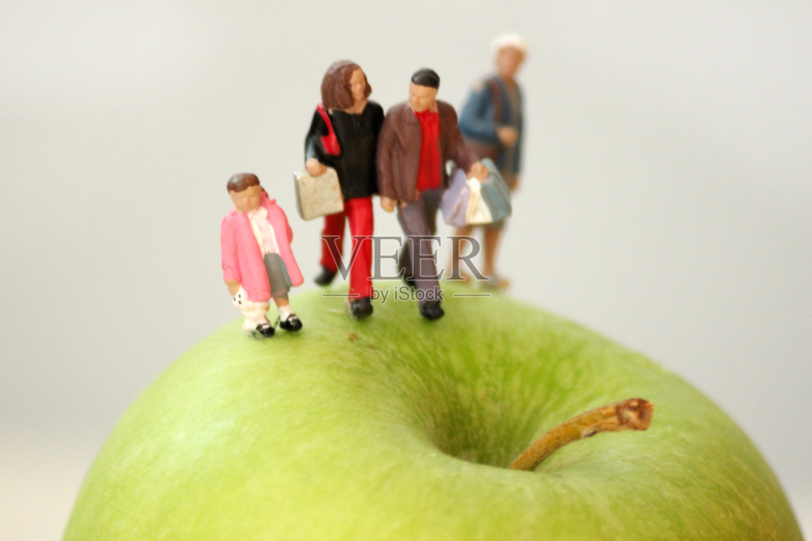 健康的饮食形象，与家人的迷你人对水果照片摄影图片