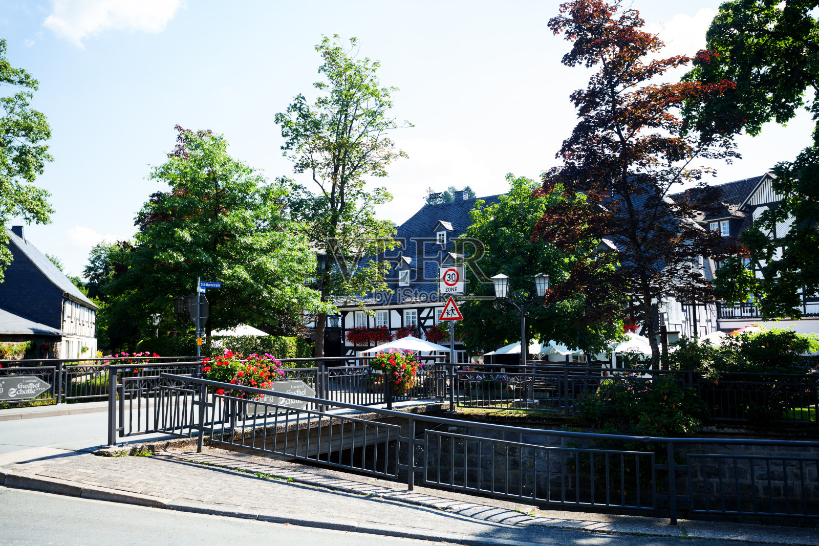 Schmallenberg的街道和桥的景色照片摄影图片