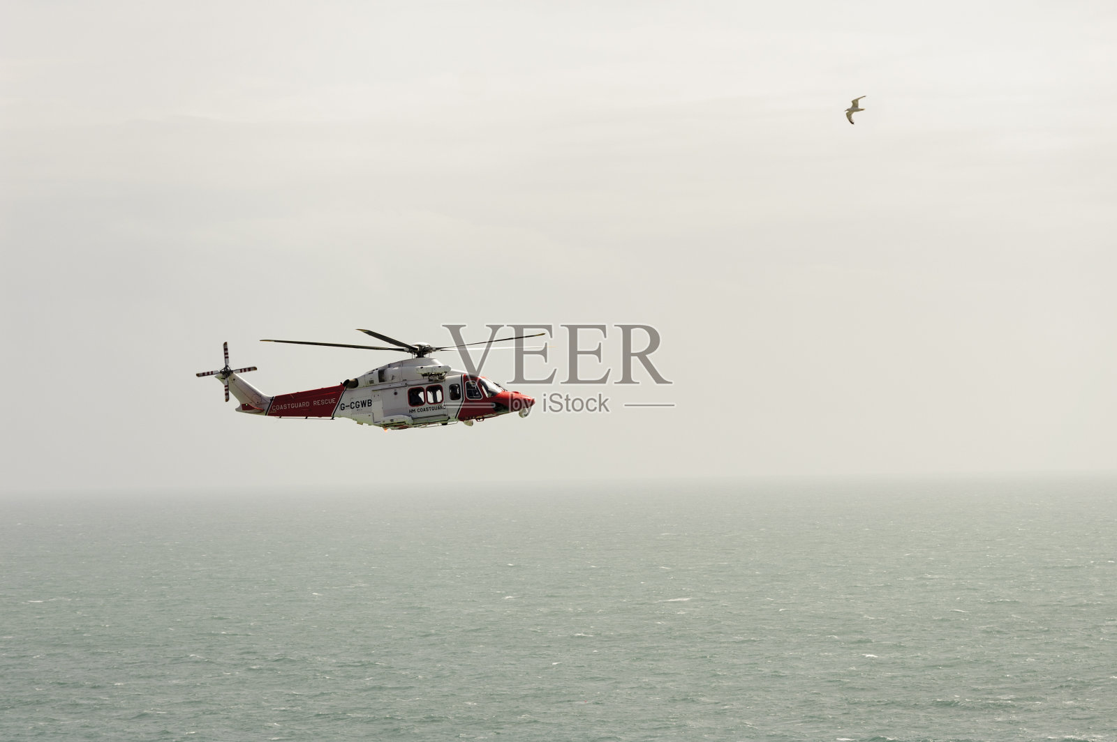 低飞的英国海岸警卫队直升机在杜德尔门，多塞特照片摄影图片