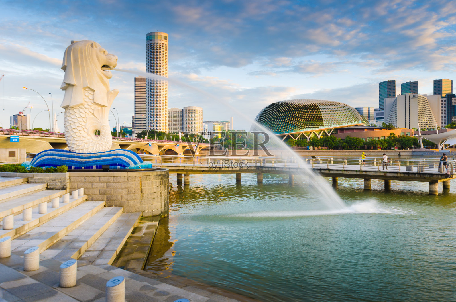 新加坡滨海湾鱼尾狮雕像照片摄影图片