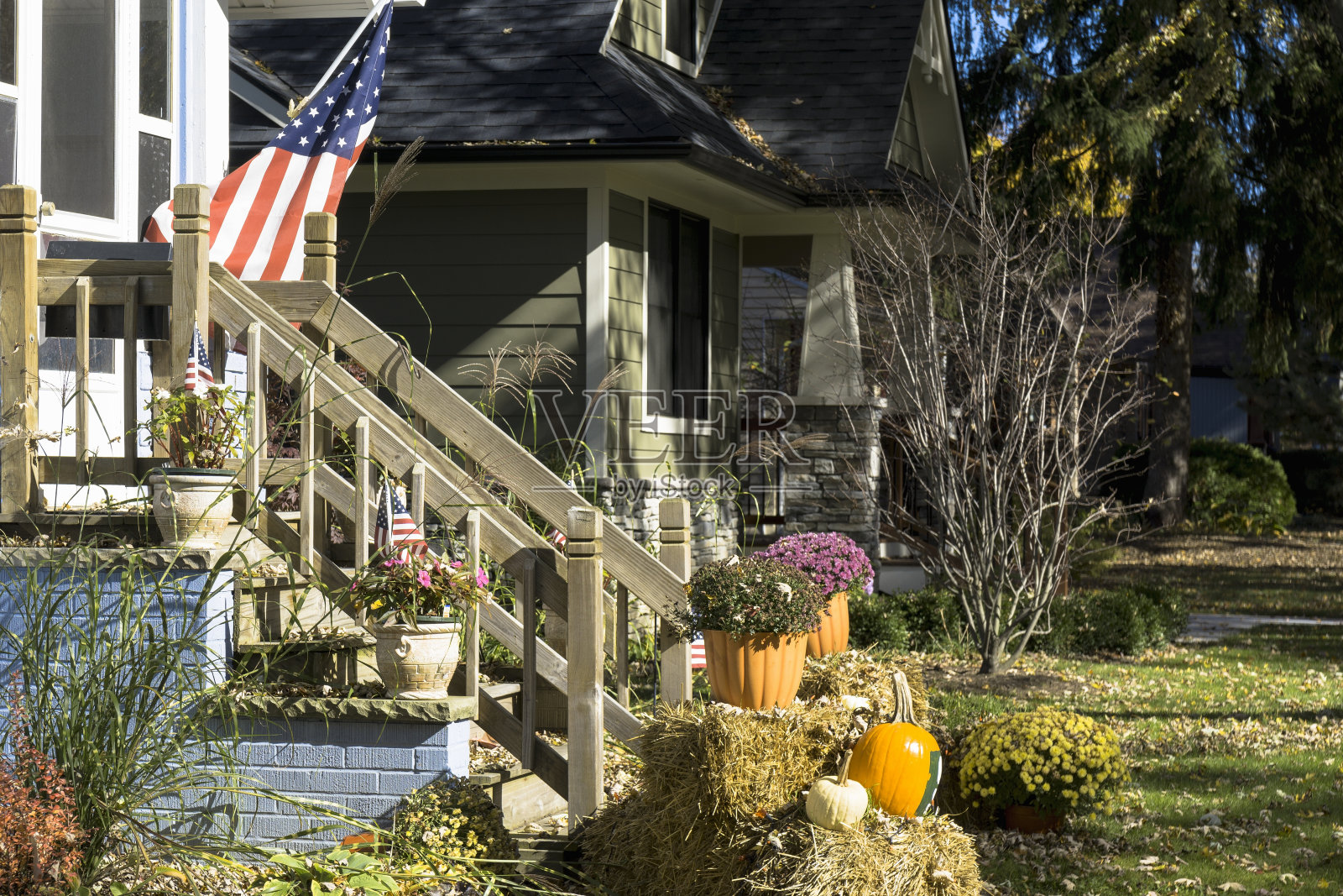 秋季的中产阶级社区照片摄影图片