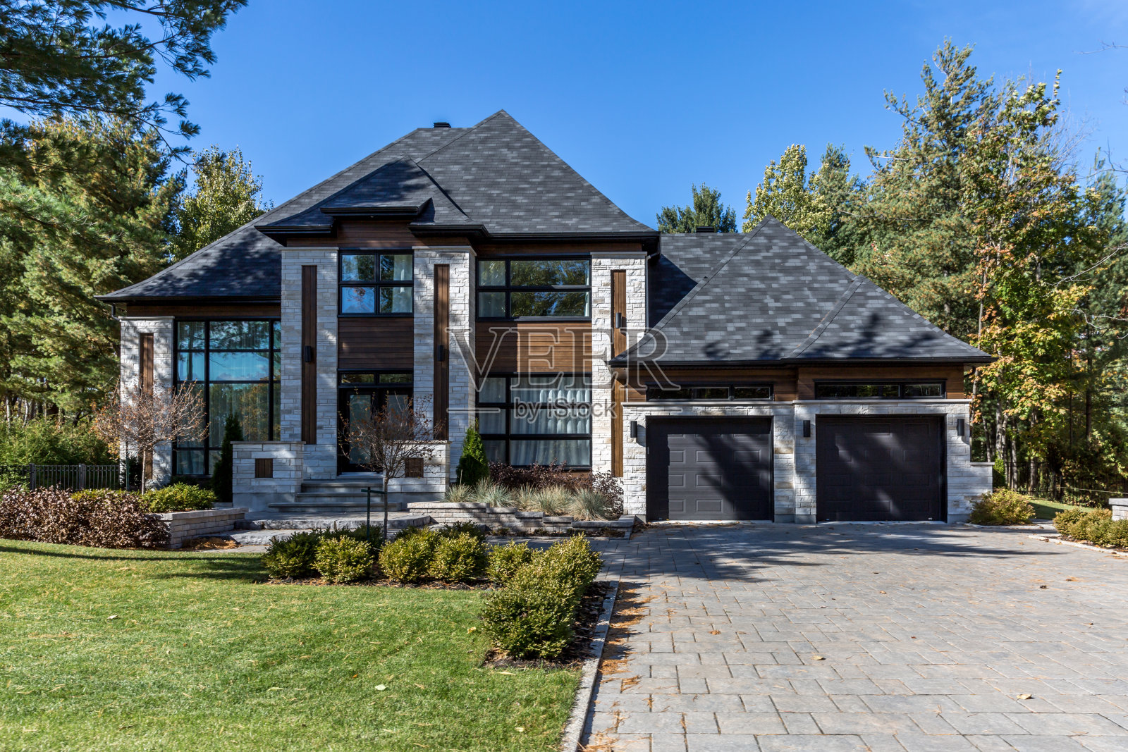 豪华物业秋高气爽照片摄影图片