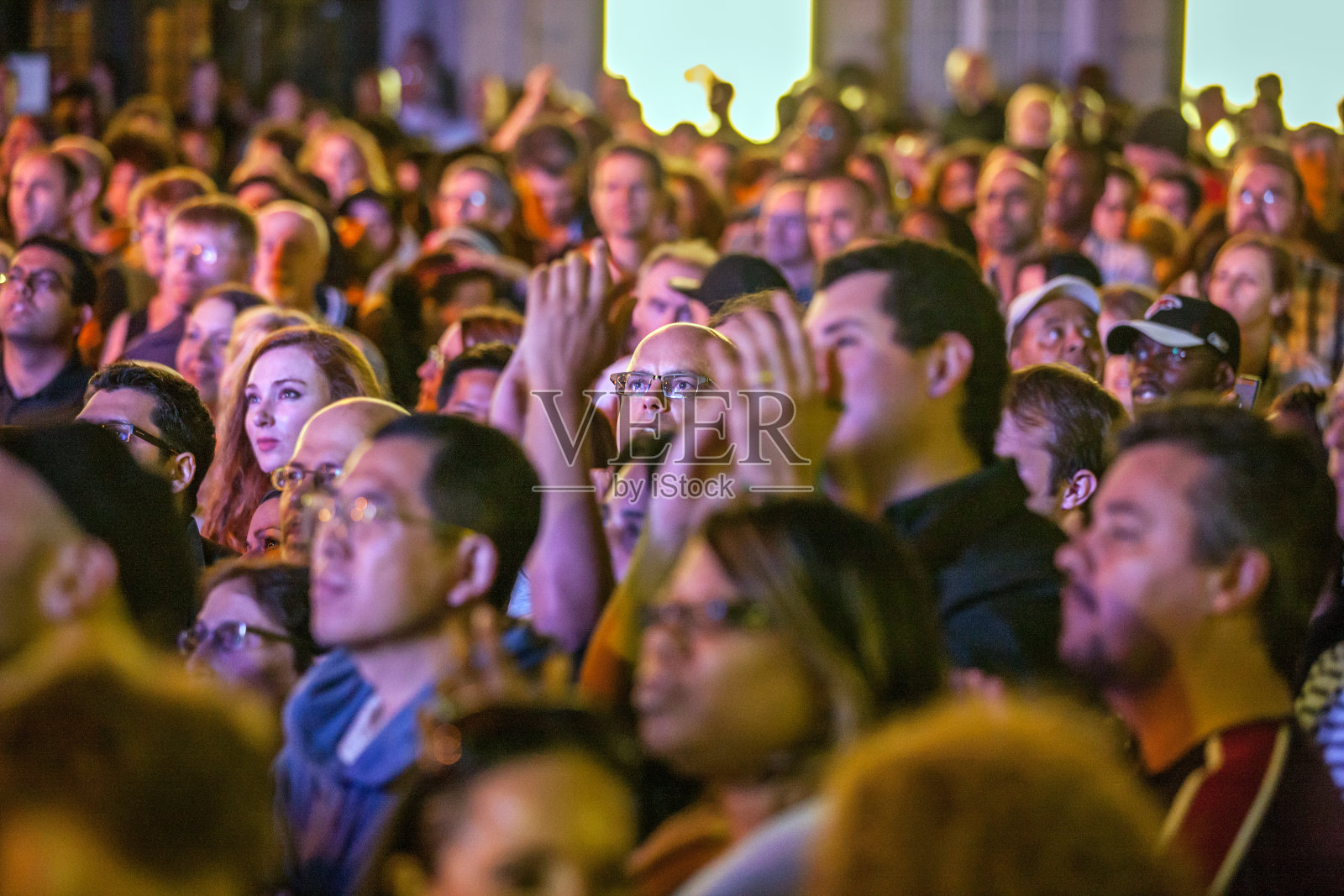 在多伦多街头观看免费娱乐节目的人群照片摄影图片